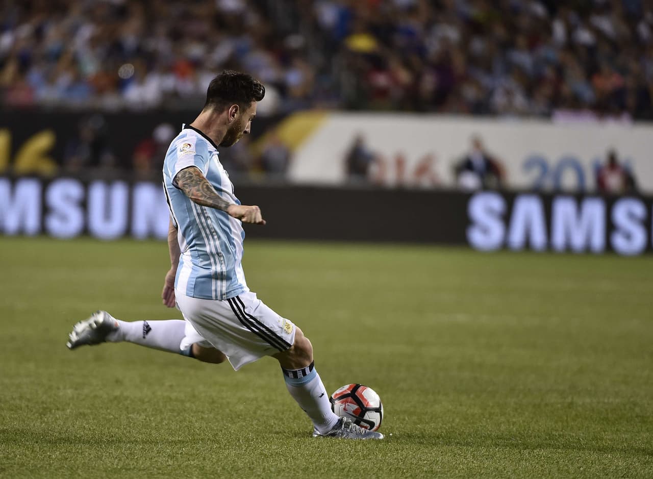 Balón parado para Lionel Messi y gol.