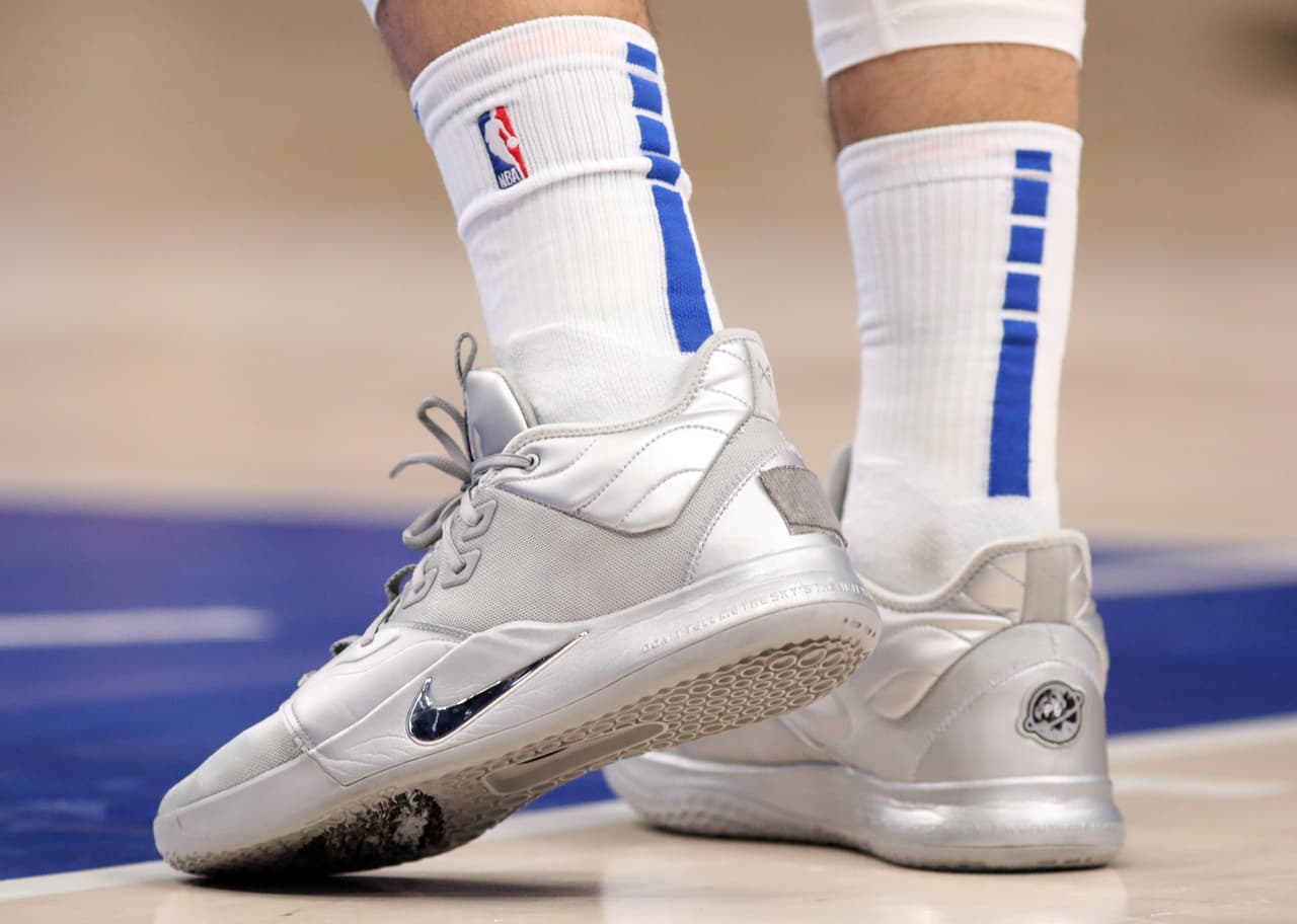 Los tenis Nike de Luka Doncic #77 de Dallas Mavericks.