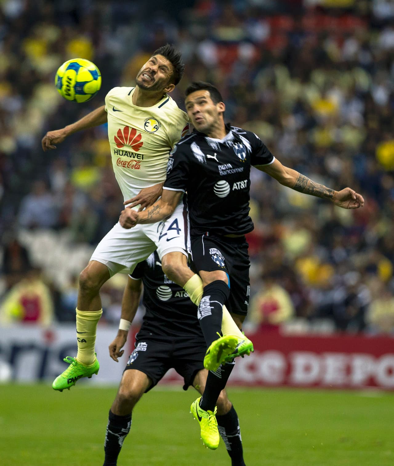 Oribe Peralta estuvo muy activo durante todo el partido. El delantero peleó balones por alto y mantuvo preocupada a la zaga regia.