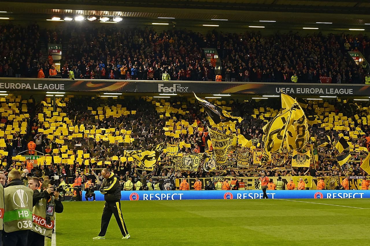 El Borussia Dortmund lo hace hasta en estadios ajenos: en el duelo de Cuartos de Final en la última Europa League, hicieron esto en Anfield en solidaridad a las 96 víctimas de Hillsborough.