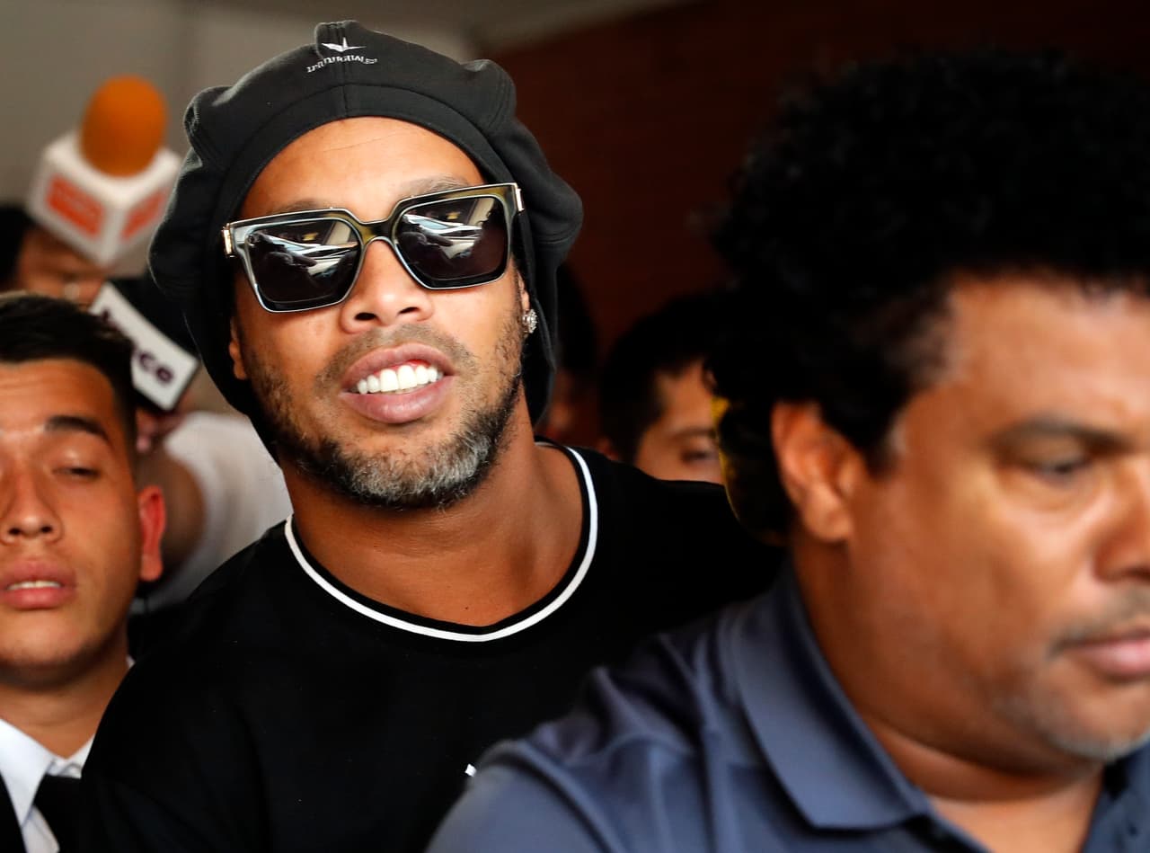Señalan a Ronaldinho por hacer fiestas en arresto domiciliario