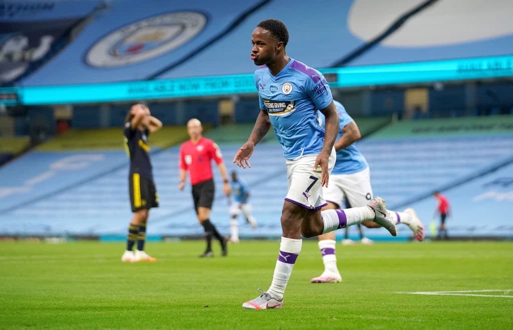 Tras el error de David Luiz, Raheem Sterling no lo perdona y se abre el marcador en el Etihad Stadium.