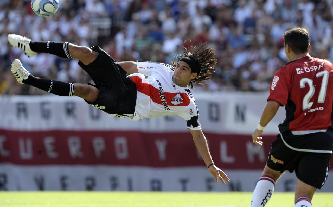 Tras debutar en Lanceros Boyacá, en la Segunda División de Colombia, con tan solo 14 años el delantero partió hacia Buenos Aires donde se unió a River Plate.