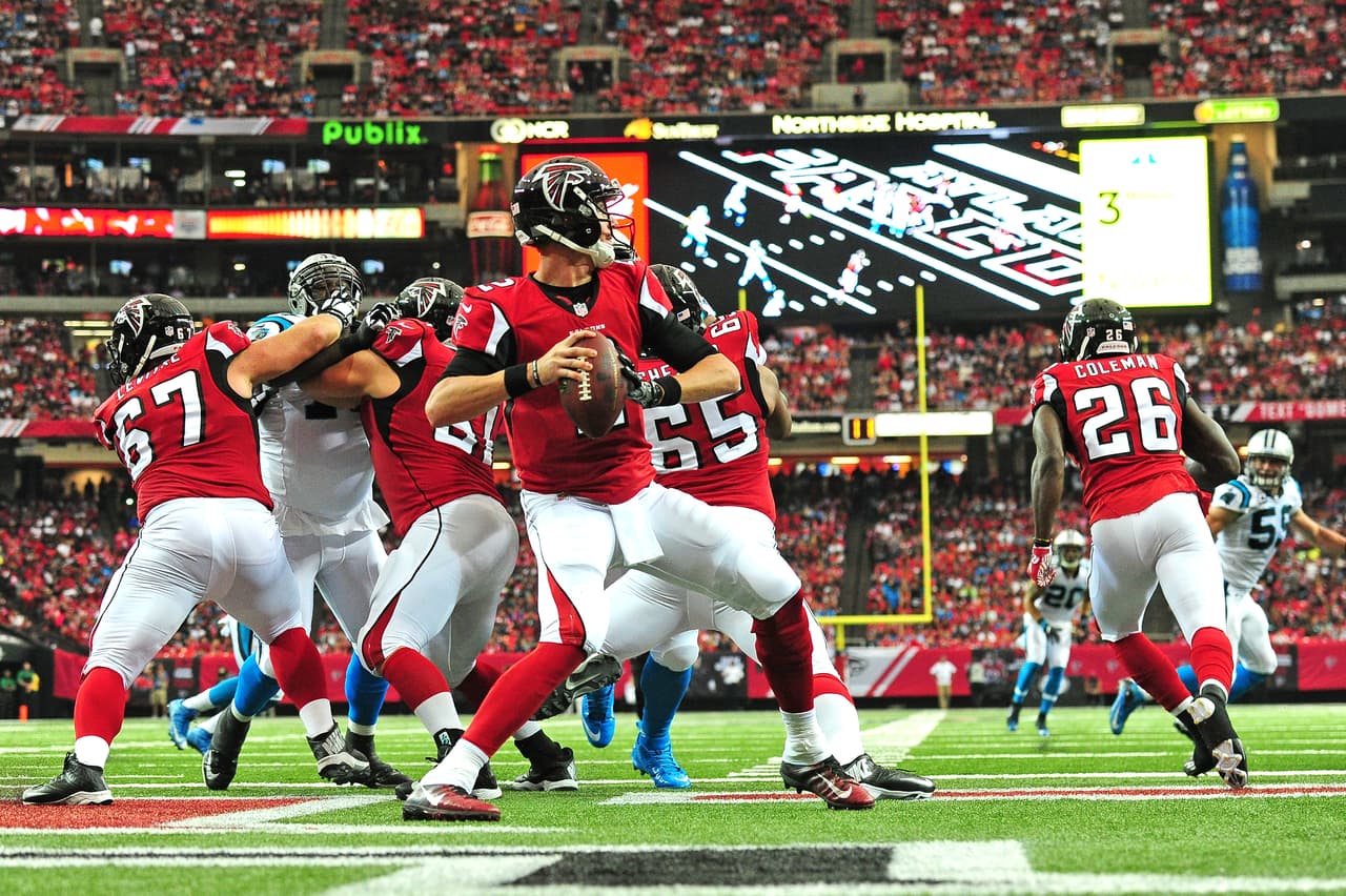 Matt Ryan y sus Falcons opacaron a los Panthers para llevarse la victoria 48-33