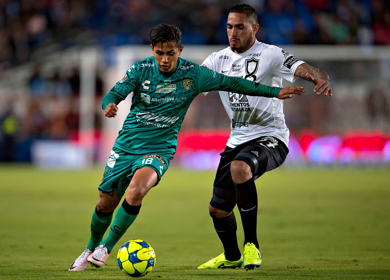 El uruguayo Braian Rodríguez (der.) llegó al Pachuca por 2 millones de dólares.