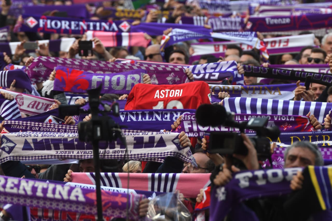 Este jueves, en Florencia (Italia), se llevó a cabo el funeral del futbolista italiano Davide Astori, quien falleció el pasado fin de semana en la concentración de la Fiorentina. La Piazza della Croce se colmó con cerca de 7,000 aficionados que despidieron a su capitán.