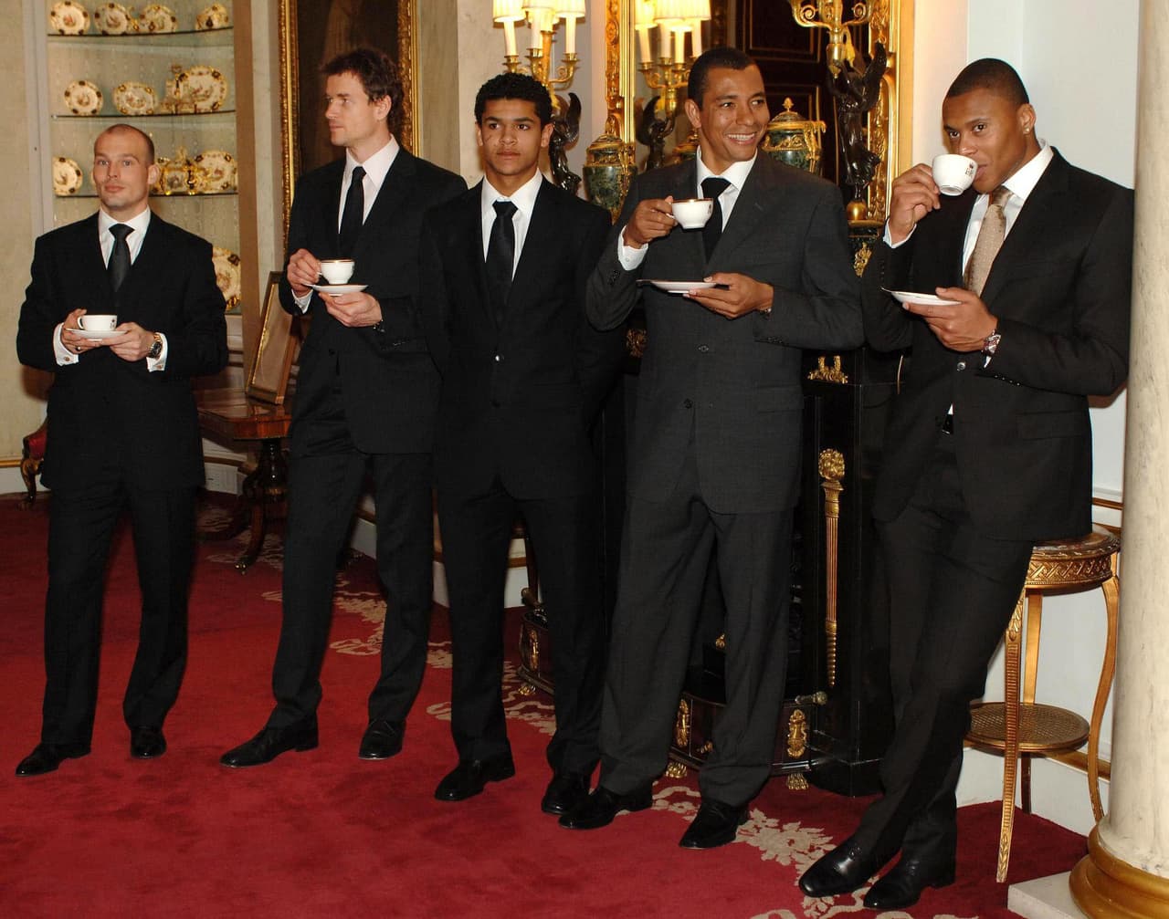 Esto se supo cuando la reina tenía 81 años, pues fue cuando conoció en persona a los jugadores del Arsenal y a su entrenador Arsene Wenger.