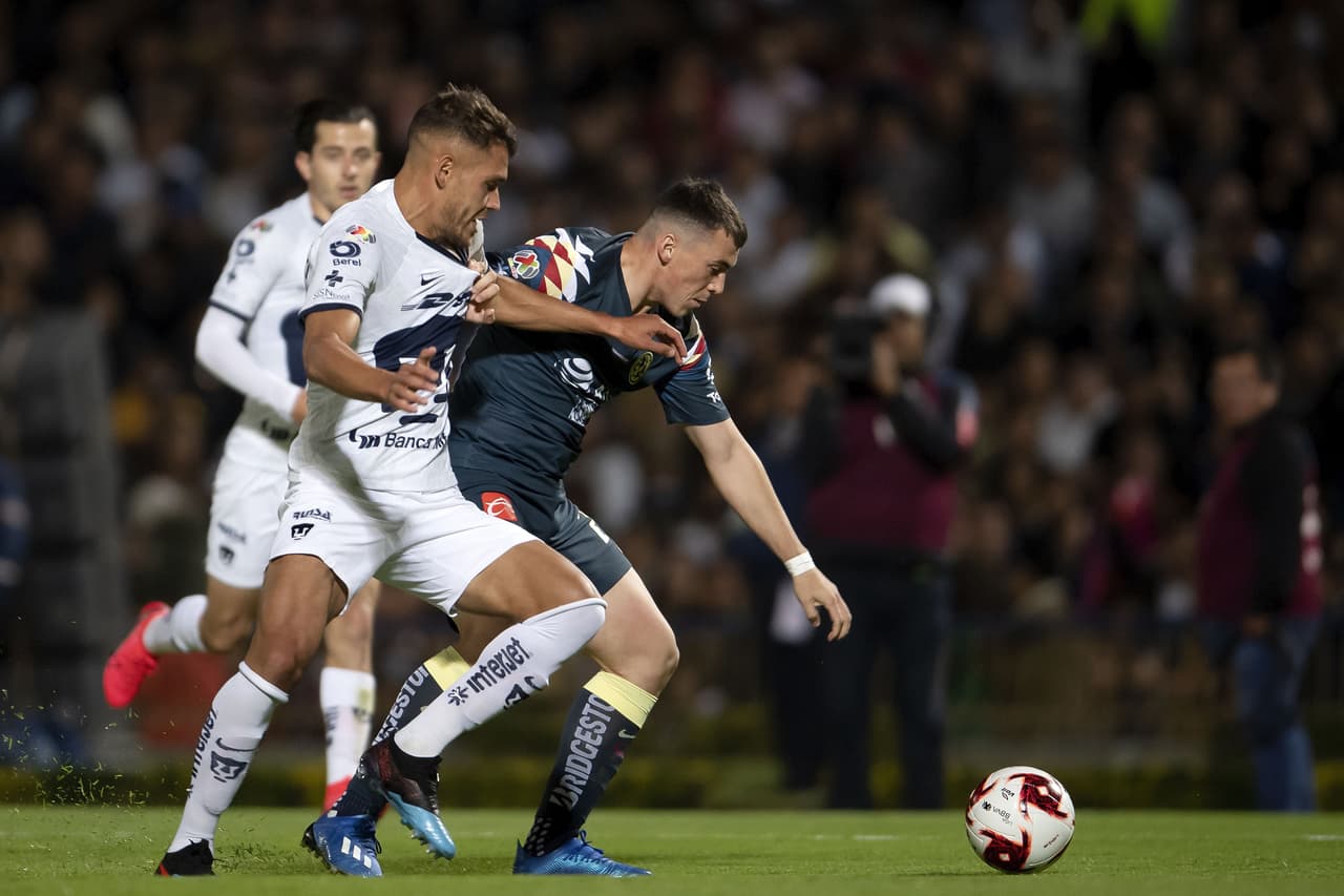 Federico Viñas recibe la bola, aguanta la marca y descarga a la llegada de Richard Sánchez.