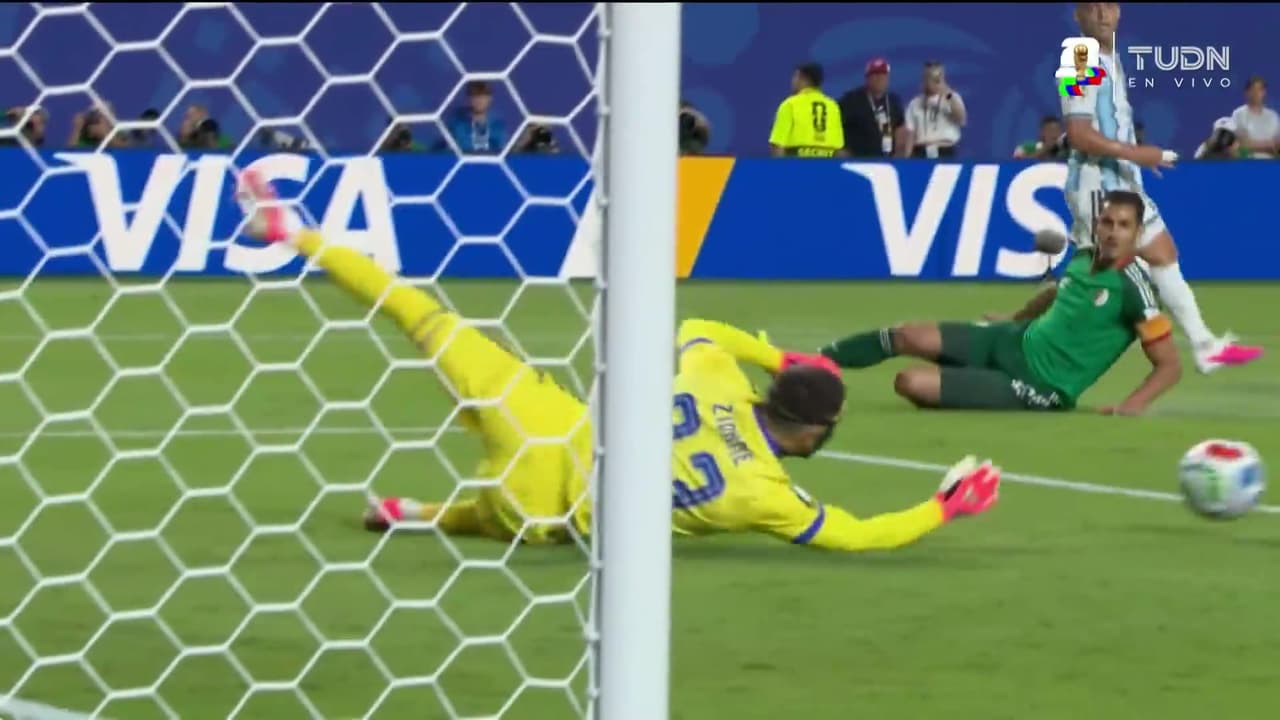 ¡Atajadón de Zidane! Lautaro impactó con potencia pero el portero evita el gol