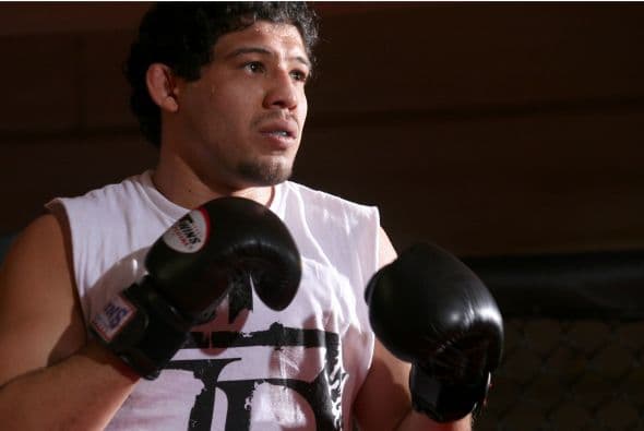 #6 Gilbert Melendez: Es el campeón de peso ligero de Strikeforce derrotando por TKO a Tatsuya Kawajiri el 9 de abril del 2011.