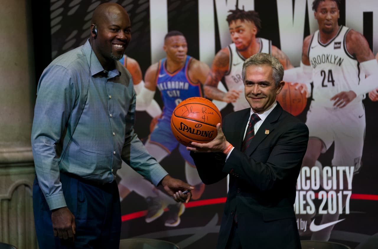 Desde muy temprano Rice tomó su lugar en un transporte especial donde se promocionaba los partidos de baloncesto.