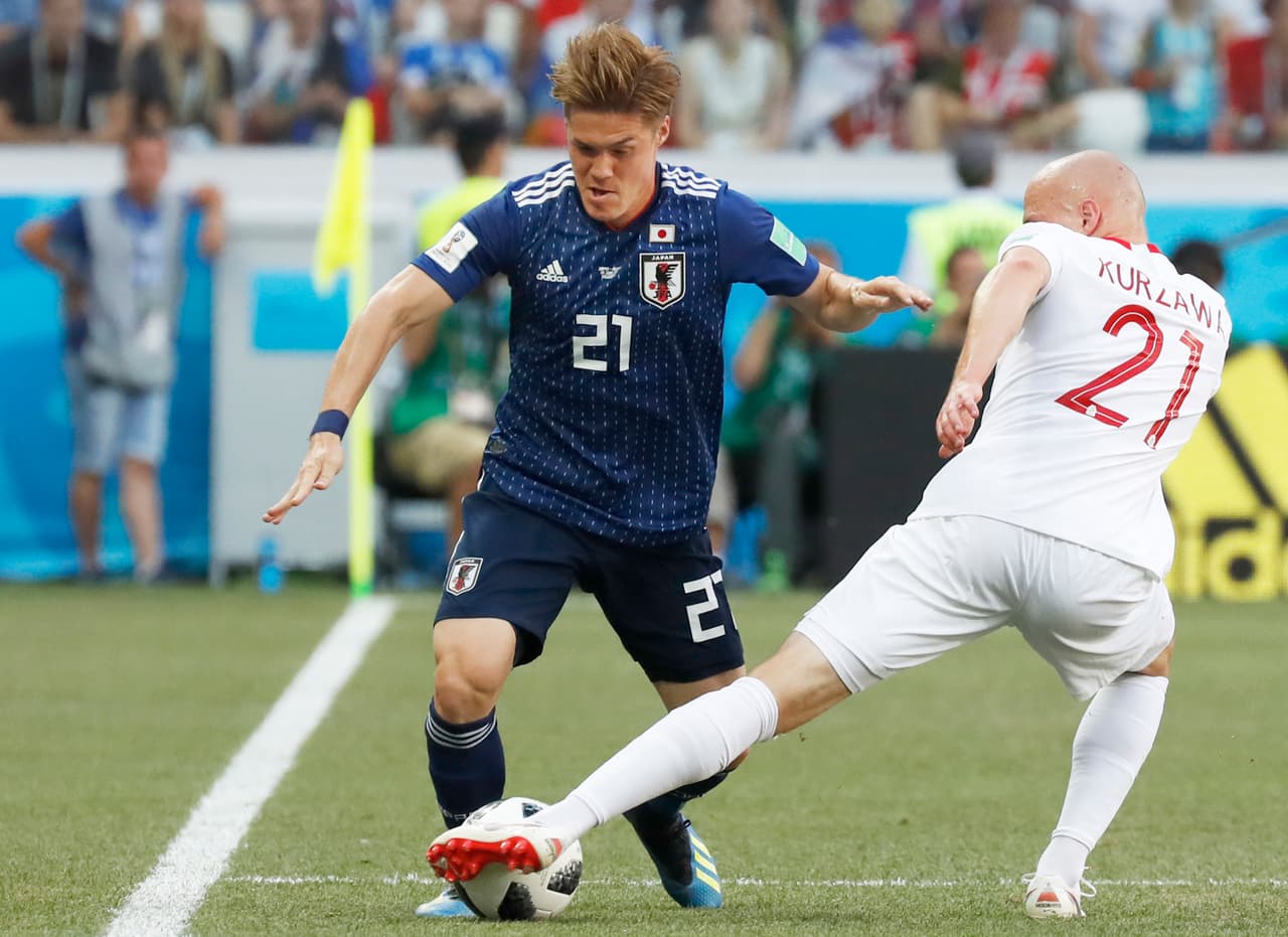 Sakai (21) luchando por pasar la marca del 21 del otro equipo, Kurzawa. Los nipones hicieron gala de su diversidad en el trabajo de buscar la puerta rival, tanto por bandas como por el centro.