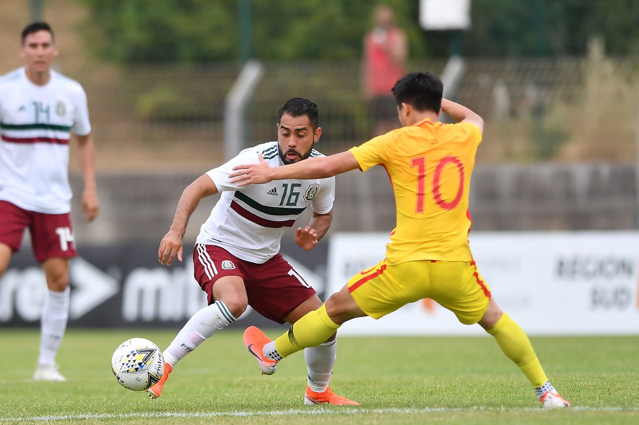México tuvo más la pelota aunque sin contundencia en un primer tiempo para el olvido.