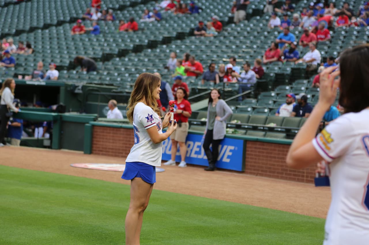 La delegación del Tri presención un juego de pretemporada de béisbol de las Grandes Ligas entre los Rangers de Texas y los Rojos de Cincinnati.