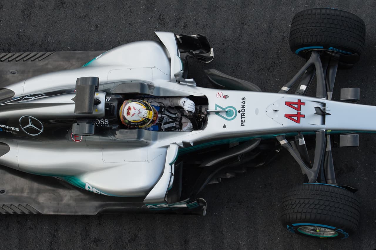 Quizás, lo más llamativo del W08 está detrás del eje delantero: se pueden apreciar una infinidad de pequeños deflectores que anteceden a los laterales y las tomas de aire.