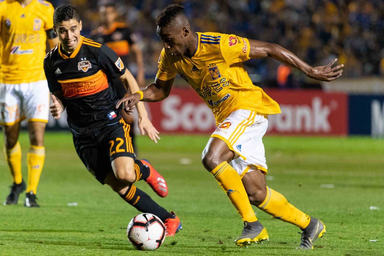 Quiñones buscaba abrirse un espacio para jalar del gatillo pero la defensa del Dynamo, cabe decir, estuvo bien plantada.