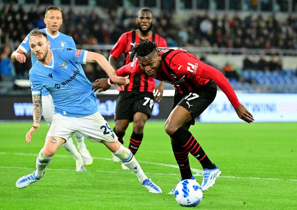 El Milan remontó ante el Lazio (1-2) con un gol en el tiempo añadido y se mantiene en el liderato dejando toda la presión para el Inter, obligado a ganar para ponerse primero, tras esta trigésima cuarta jornada de la Serie A.