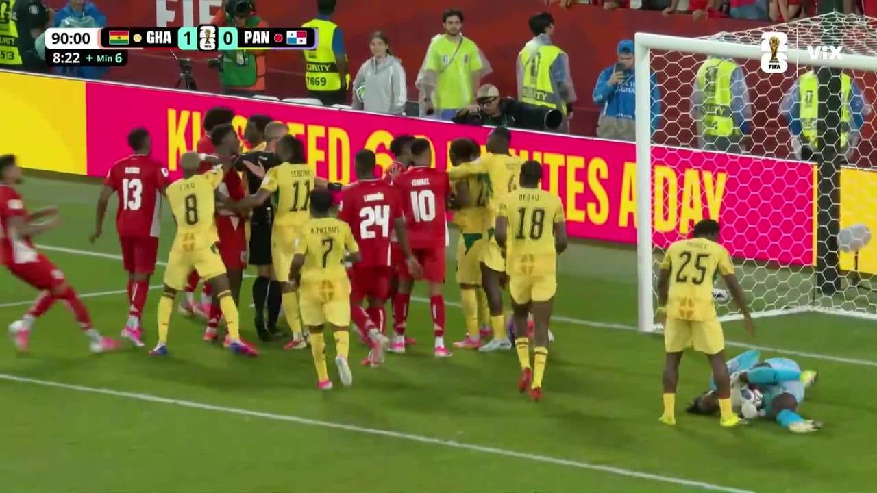 ¡Orlando Mosquera deja sola la portería y sube a rematar un tiro de esquina vs. Ghana!