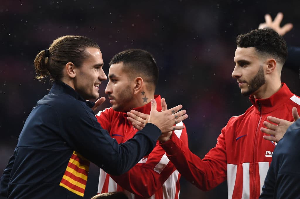 Saluda a sus excompañeros previo al encuentro.