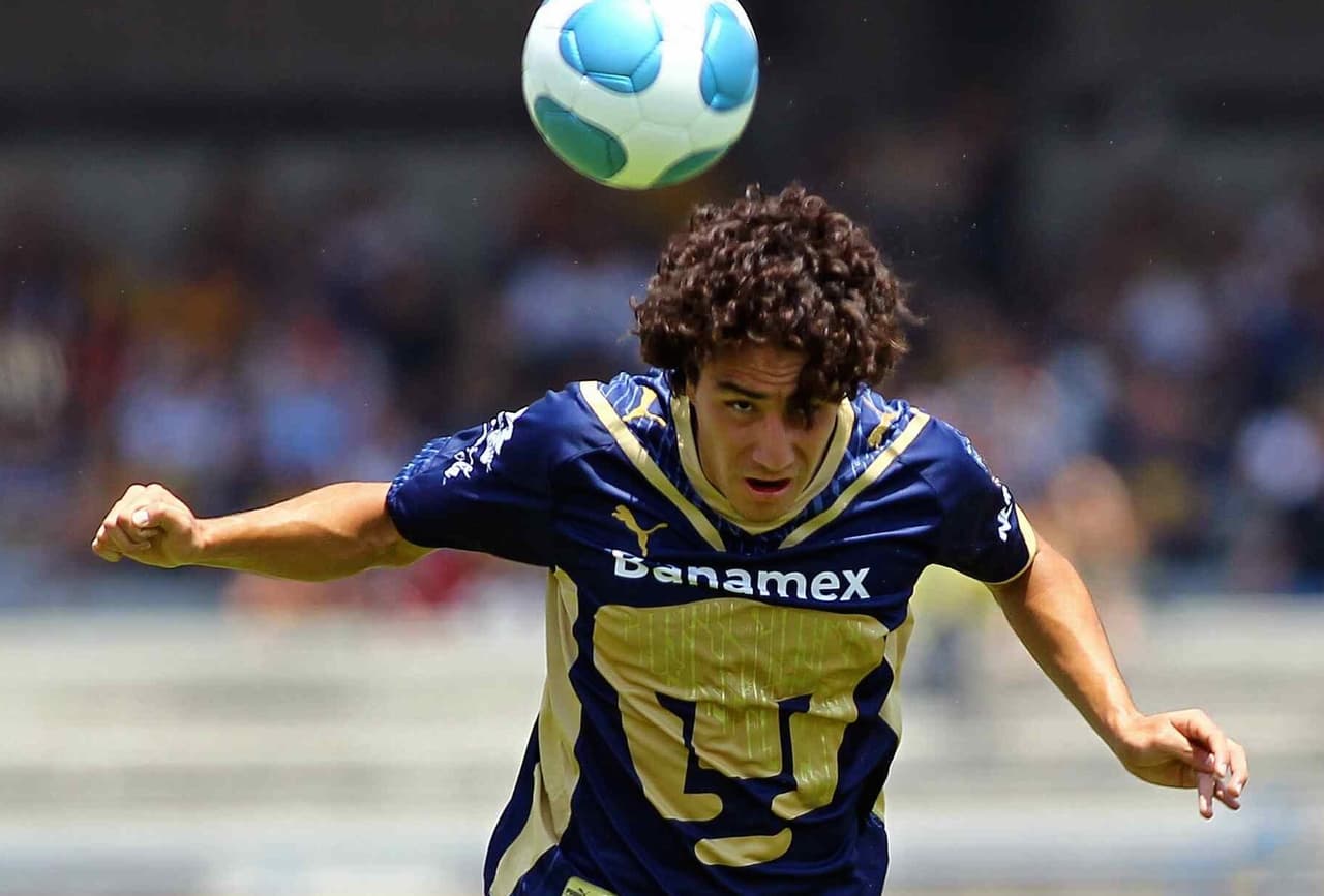 Efraín Juárez debutó en 2008 con Pumas UNAM y en 2009 se coronó campeón del fútbol mexicano. Estuvo allí hasta 2010, pues se fue al Celtic de Glasgow.