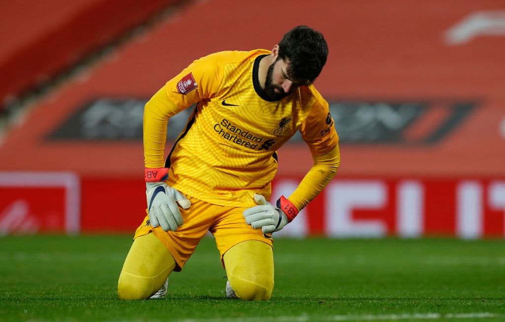Manchester United derrota al Liverpool 3-2 y deja fuera a los 'Reds' de la FA Cup. Mohamed Salah fue el único autor de los dos goles para los locales, pero Greenwood, Rashford y Fernandes fueron la clave para la victoria.