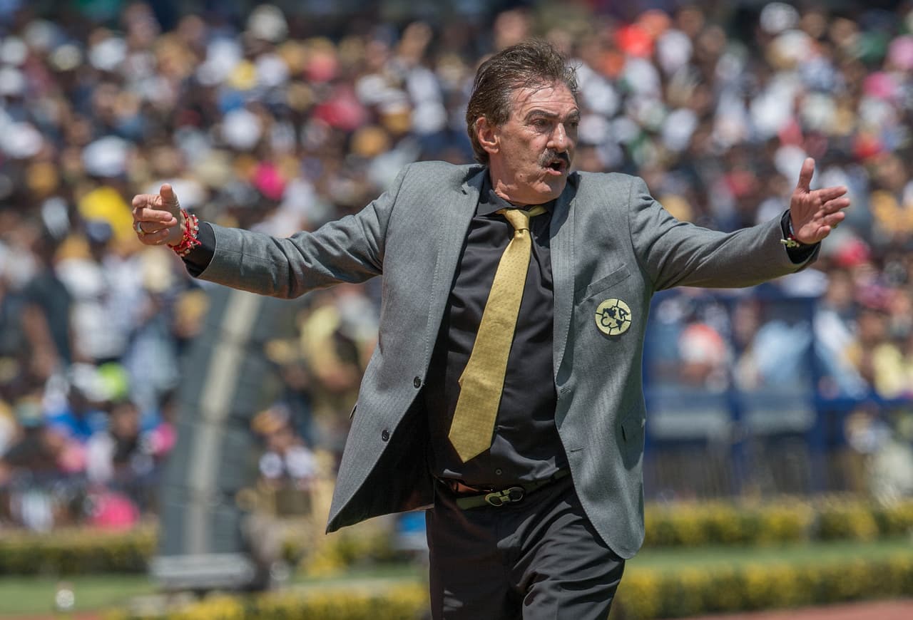 Ricardo La Volpe vivió el partido con la intensidad que lo caracteriza.