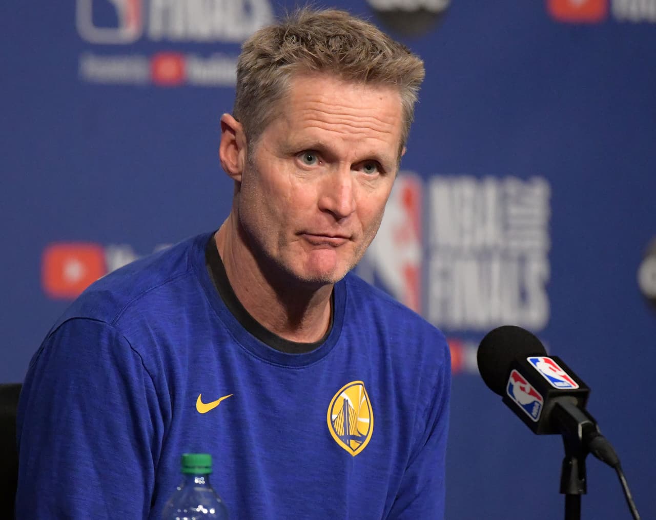 Cinco veces campeón de la NBA como jugador de los Chicago Bulls y San Antonio Spurs, y otras tres veces más como entrenador de los Golden State Warriors, el head coach
<b>Steve Kerr</b> parece tener en la sangre un ADN de haber nacido para ganar. Le ha tocado una época de bonanza con los Warriors al llegar a su quinta Final consecutiva y haber cosechado hasta ahora tres campeonatos. Experiencia de sobra en estas batallas de gran importancia y sabedor de tener un equipo que lo respalda.
<b>Ventaja: Golden State.</b>