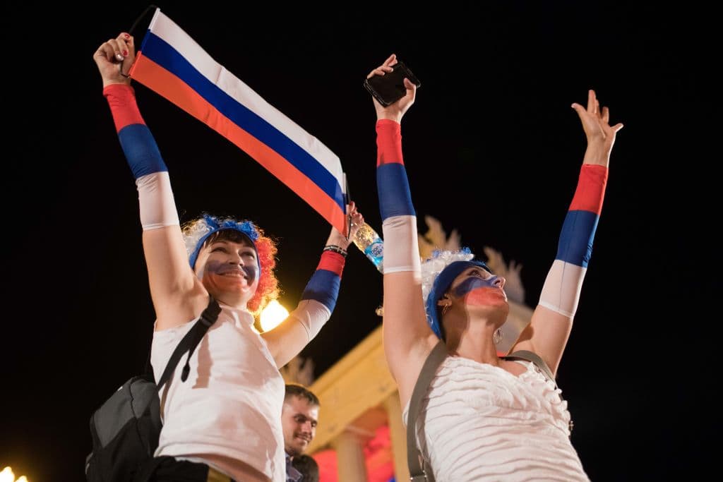 Con seis puntos y un juego por disputarse, ante su rival más duro del grupo, la selección de Rusia dio un gran paso hacia su clasificación a segunda fase. Por ese motivo la gente festejó con júbilo.