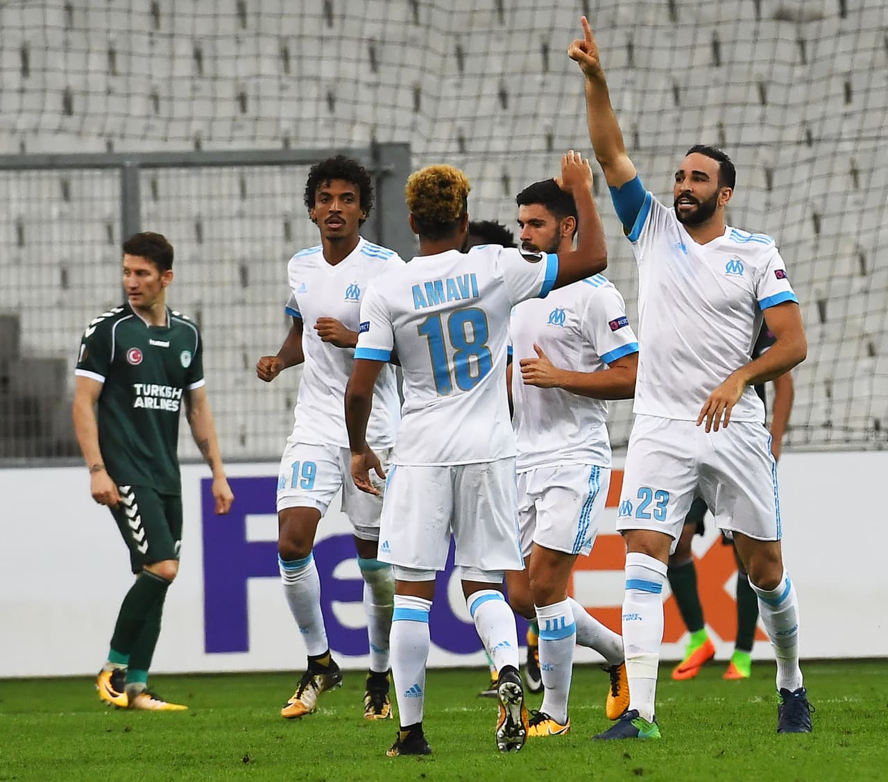 <b>Marsella 1-0 Konyaspor: </b>un solitario gol de Adil Rami, al minuto 48, fue suficiente para el equipo francés se quedara con el triunfo en Velodrome.