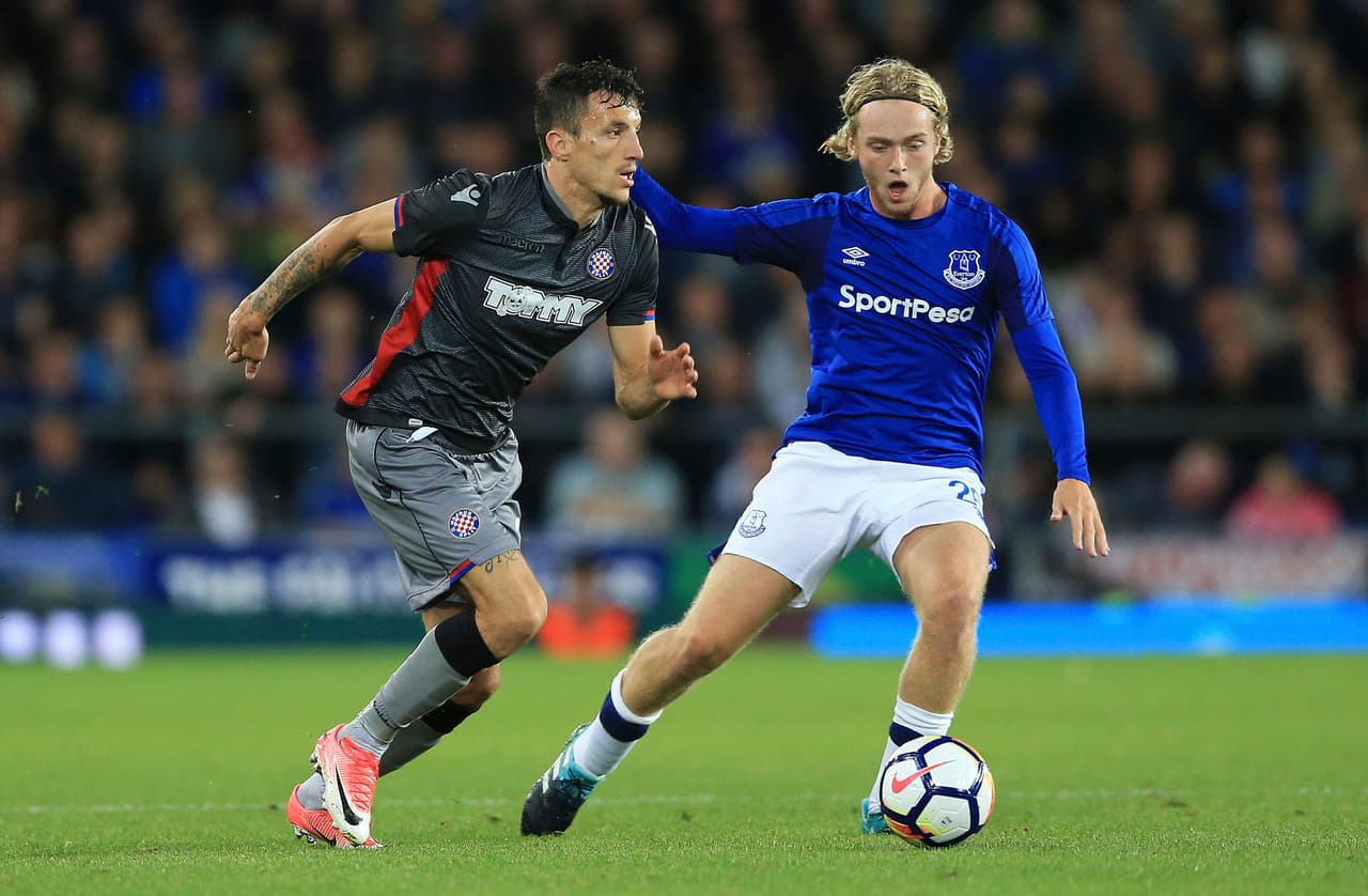 Tom Davies (der.), es un volante inglés del Everton.
