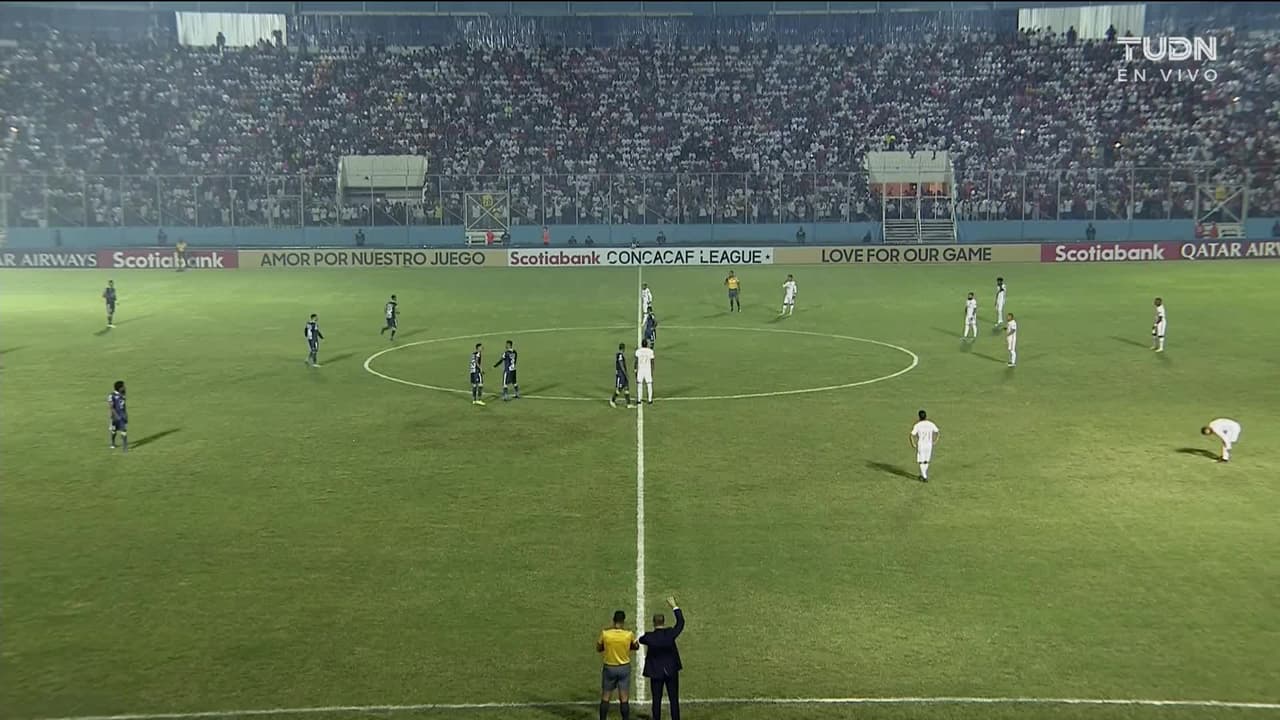 Arranca el partido y la pelota está en juego.