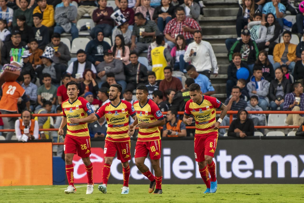 En un juego de necesitados, Monarcas Morelia sorprende a Pachuca y lo derrota 2-1. Los anotadores de Monarcas fueron Michael Flores y Aldo Rocha.