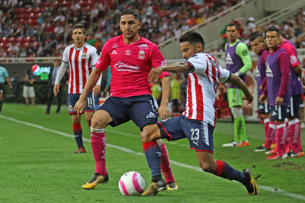 En los primeros instantes del encuentro, Chivas fue el equipo más propositivo logrando tres jugadas de peligro en los primeros 20 minutos.