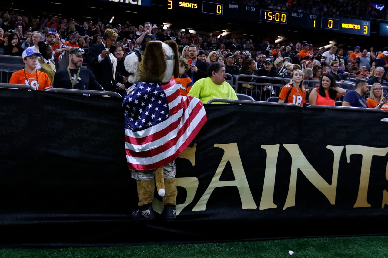 'Gumbo', la mascota de los Saints, también le entró al ambiente en el Superdomo en New Orleans.