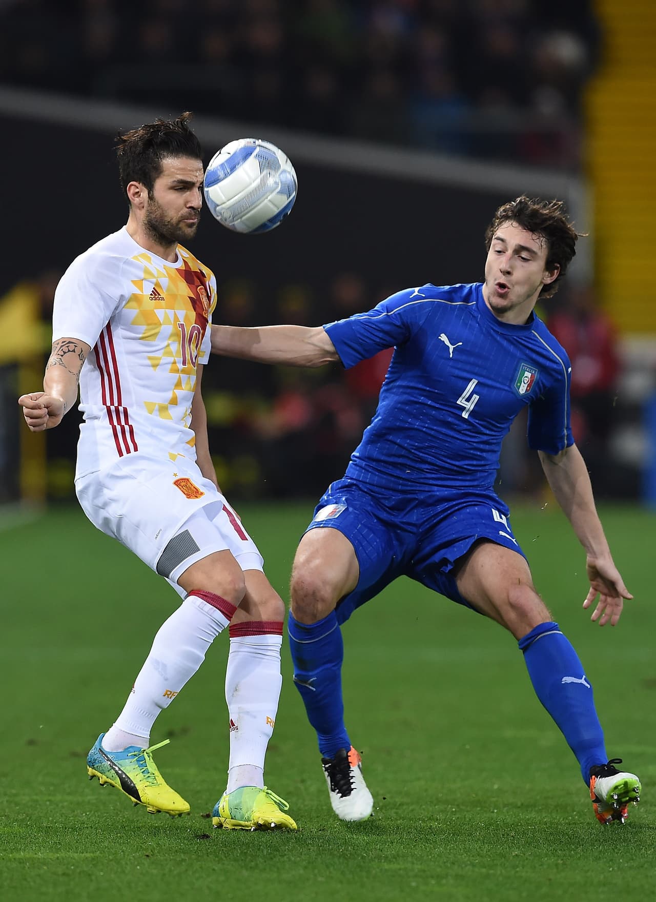 Cesc Fábregas fue de los elementos con mayor experiencia que alineó el 'Bigotón' pero no tuvo una buena noche en la generación de juego ante Italia.