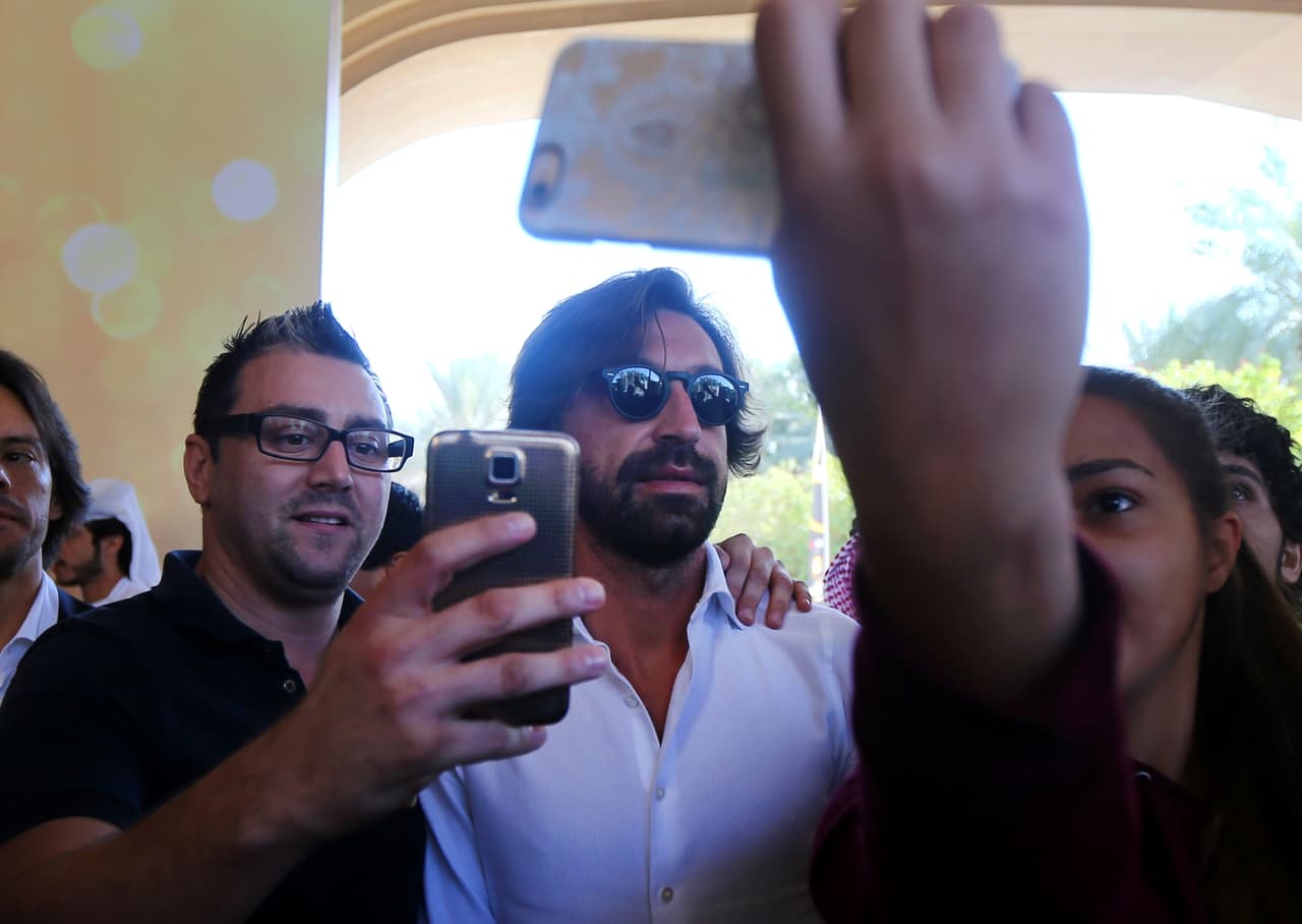 Clase y estilo para distribuir balones desde el medio campo, Andrea Pirlo se ha convertido en un ícono de la moda fuera de él.