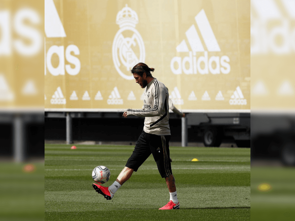 Los jugadores llevaron a cabo ejercicios individuales con y sin balón, divididos en dos turnos y en varios de los campos de futbol. Mariano y Jovic trabajaron en el interior de las instalaciones.