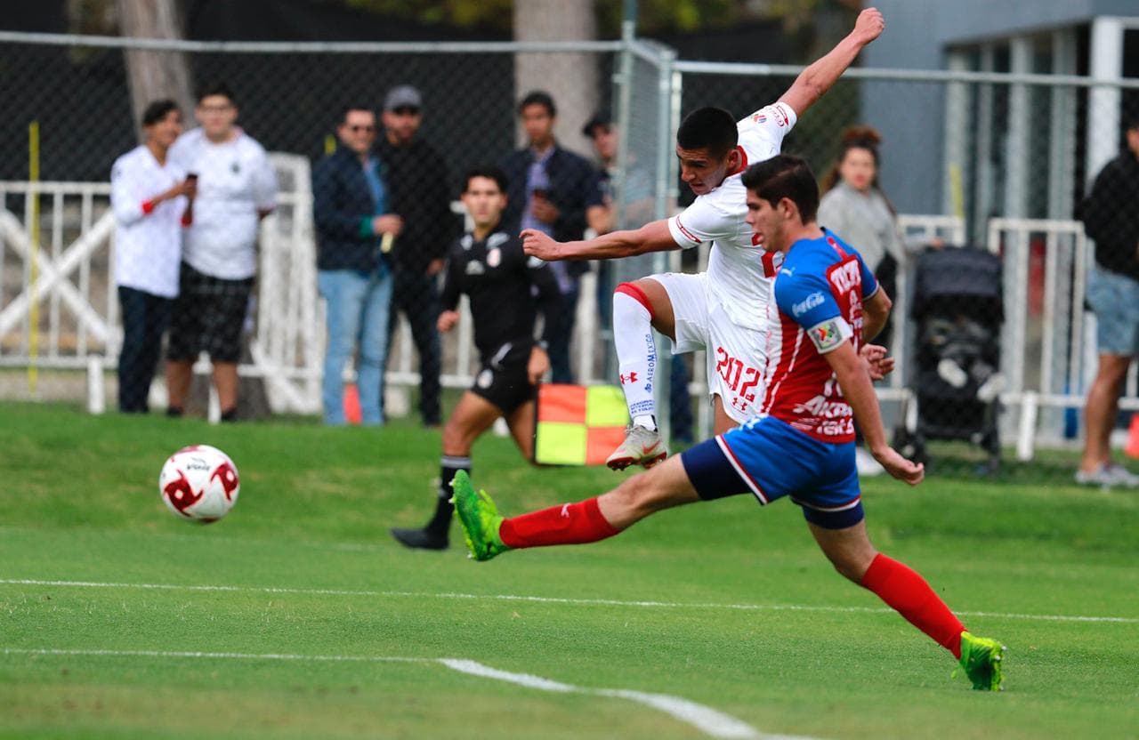 Alexis Peña y José Madueña refuerzan a Chivas Sub-20