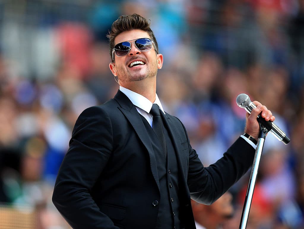 "Él sonrió con una sonrisa tonta y se tambaleó hacia atrás, con los ojos ocultos detrás de las gafas de sol. Mi cabeza se volvió hacia la oscuridad más allá del set", afirmó Ratajkowski.