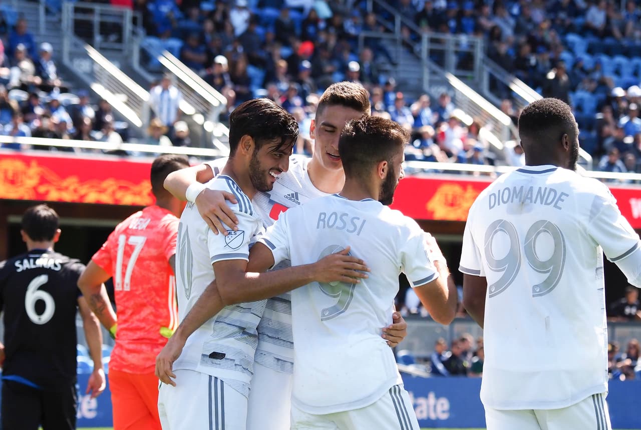 Antes de terminar el primer tiempo, al 45'+3, Carlos Vela (izquierda) marcó el 3-0 para LAFC, su segundo de la tarde.