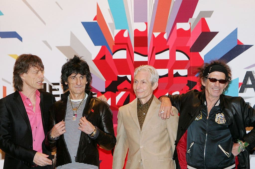 El baterista nacido en Londres se unió a la entonces incipiente banda después de conocer a Mick Jagger, Keith Richards y Brian Jones mientras tocaba en clubes de rhythm and blues.