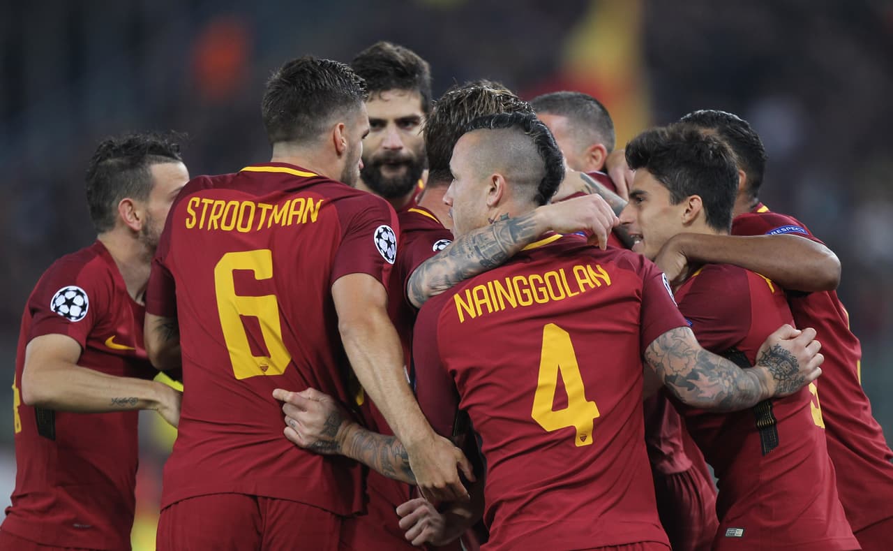 ROME, ITALY - OCTOBER 31: Stefan El Shaarawy with his teammates of AS Roma celebrates after scoring the opening goal during the UEFA Champions League group C match between AS Roma and Chelsea FC at Stadio Olimpico on October 31, 2017 in Rome, Italy. (Photo by Paolo Bruno/Getty Images )