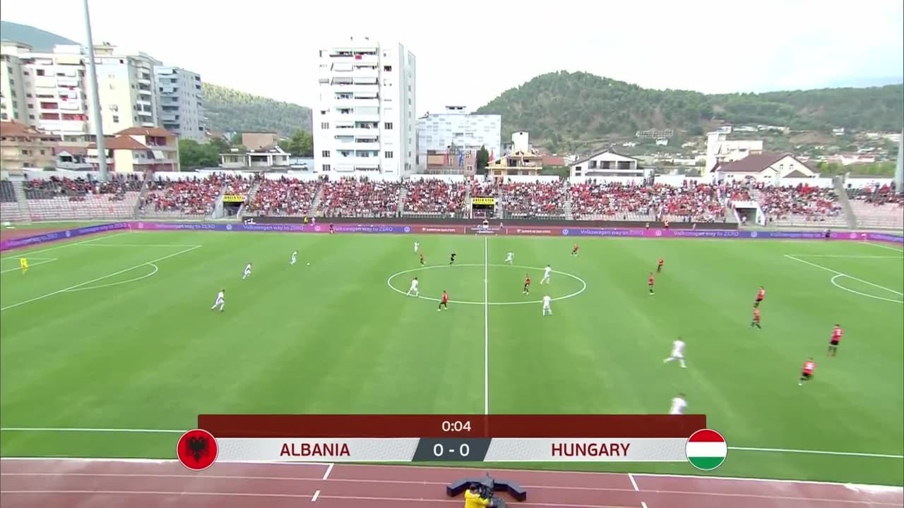 Arranca el partido y la pelota está en juego.