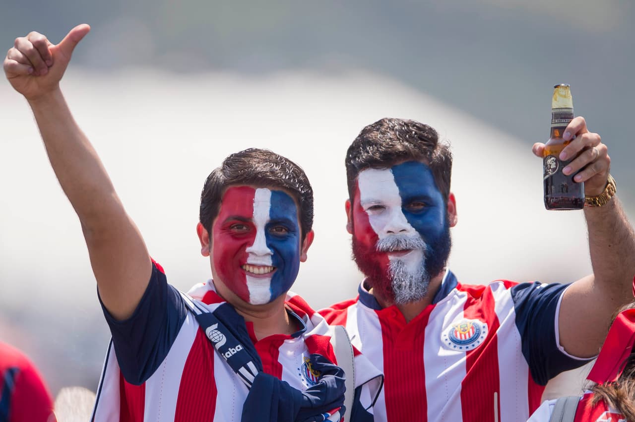 Aficionados de Chivas y Tigres disfrutaron de un gran espectáculo. Música, carne asada, sombreros, maquillajes, máscaras y banderas fueron la constante en el Estadio Chivas.