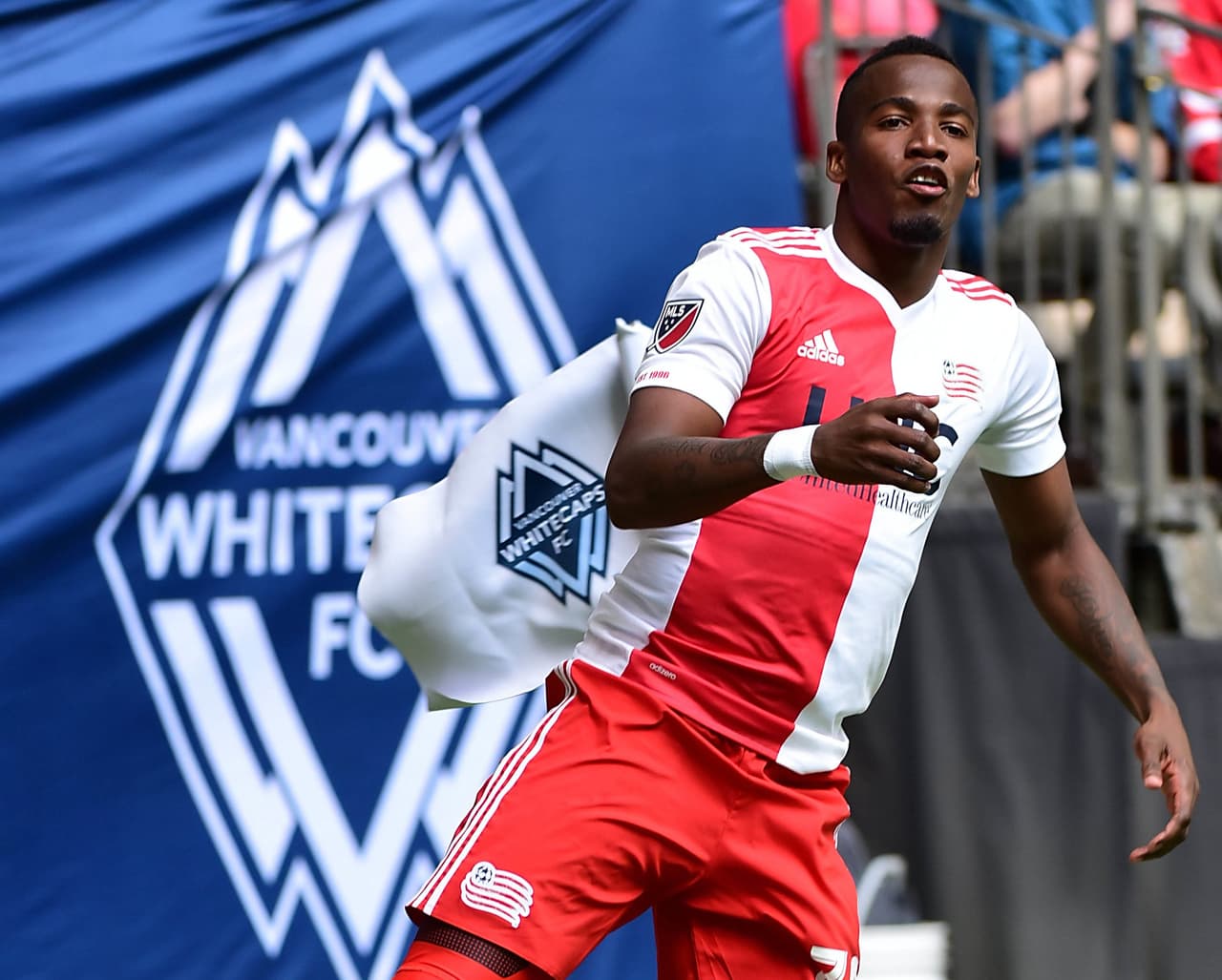 El ecuatoriano Cristian Penilla se está acostumbrando a estar en la selección semanal. Gracias a uno de sus goles, New England Revolution igualó 3-3 en su excursión ante Vancouver Whitecaps. (USA Today Images)