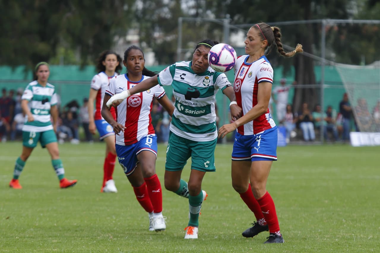 Con hat-trick de Estela Gómez, las de Torreón vencieron a las Chivas en Guadalajara 2-3; Dania Pérez y María Guadalupe Velázquez descontaron por las locales.