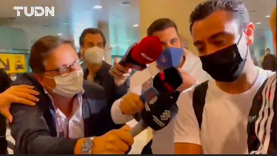 Xavi aterriza en Barcelona y niega contactos con Joan Laporta