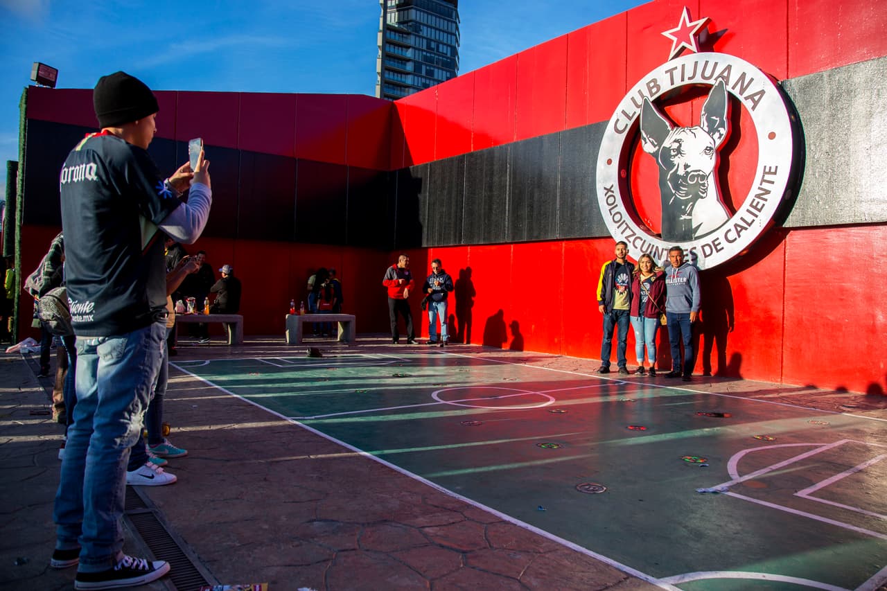 En la explanada del estadio Caliente, las personas optaron por fotografiarse delante del escudo de Tijuana.