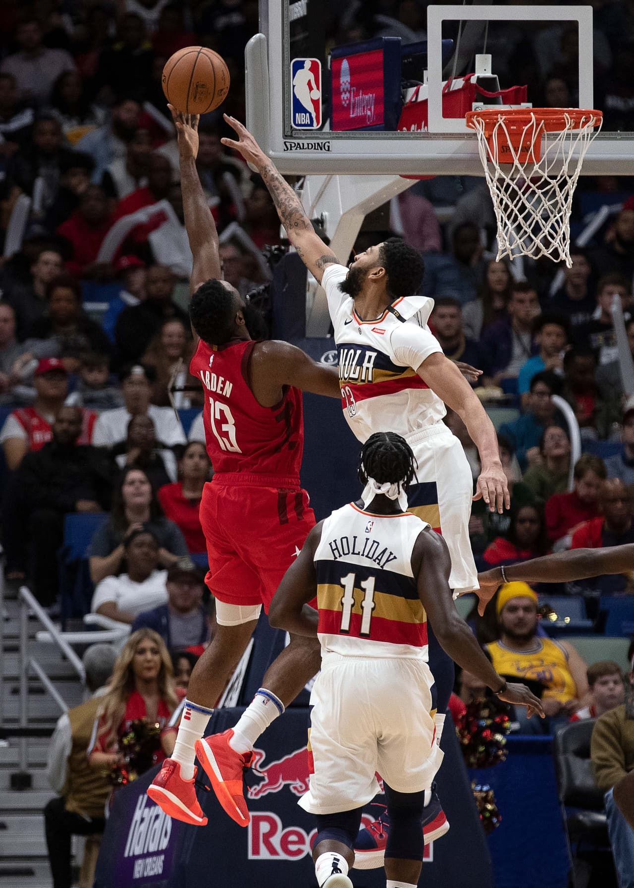 El 29 de diciembre, ante los New Orleans Pelicans, el estelar guardia de los Rockets se apuntó 41 puntos y su noveno juego seguido con 30 o más puntos.