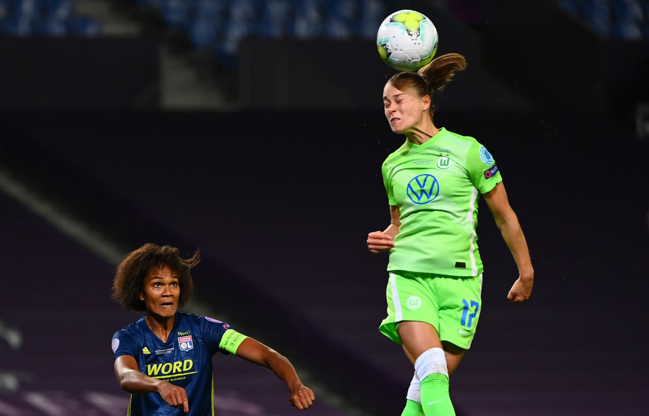 Ewa Pajor, del Wolfsburg, en duelo por el balón.